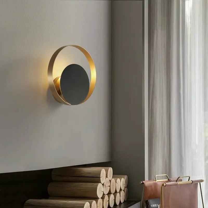Moderne Wandleuchte in Gold und Schwarz