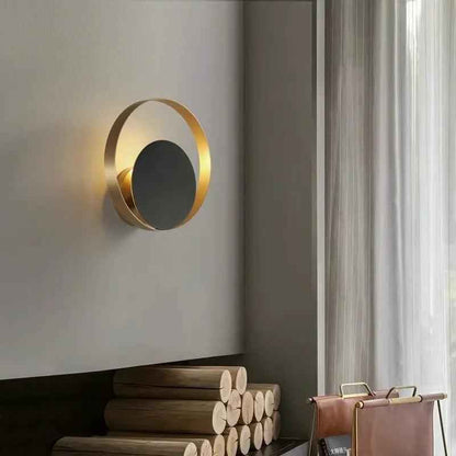 Moderne Wandleuchte in Gold und Schwarz