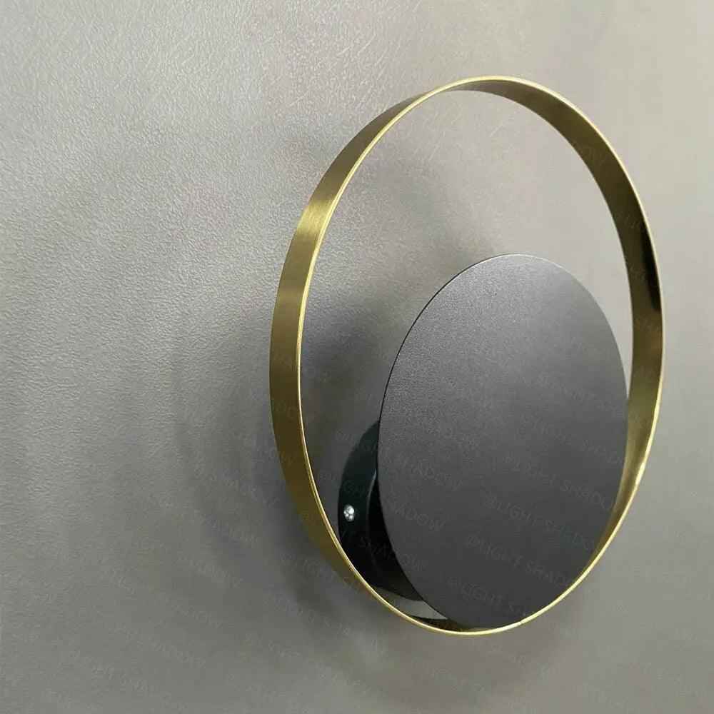 Moderne Wandleuchte in Gold und Schwarz