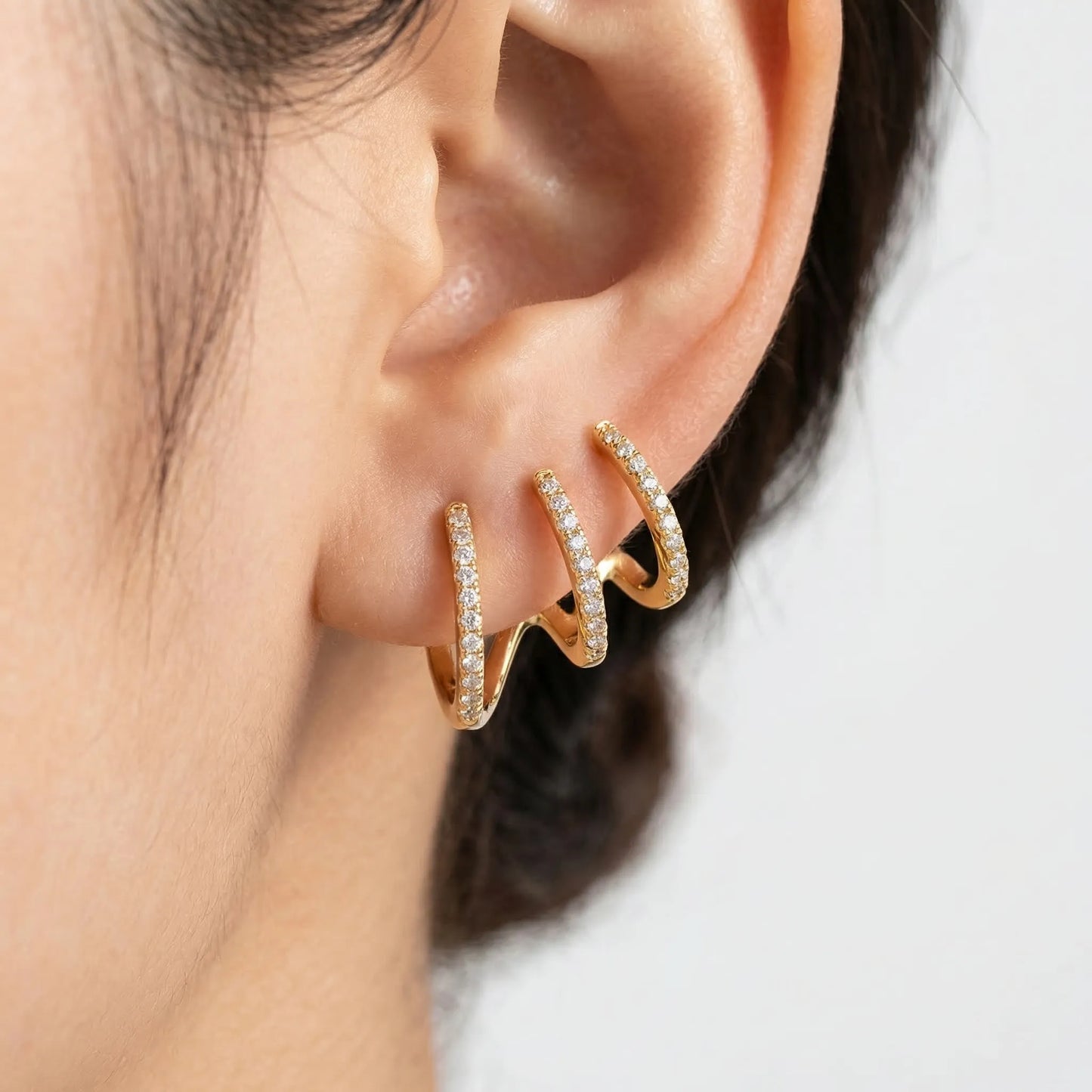 Navando | Gouden Ear Cuff Met Zirkoonsteentjes