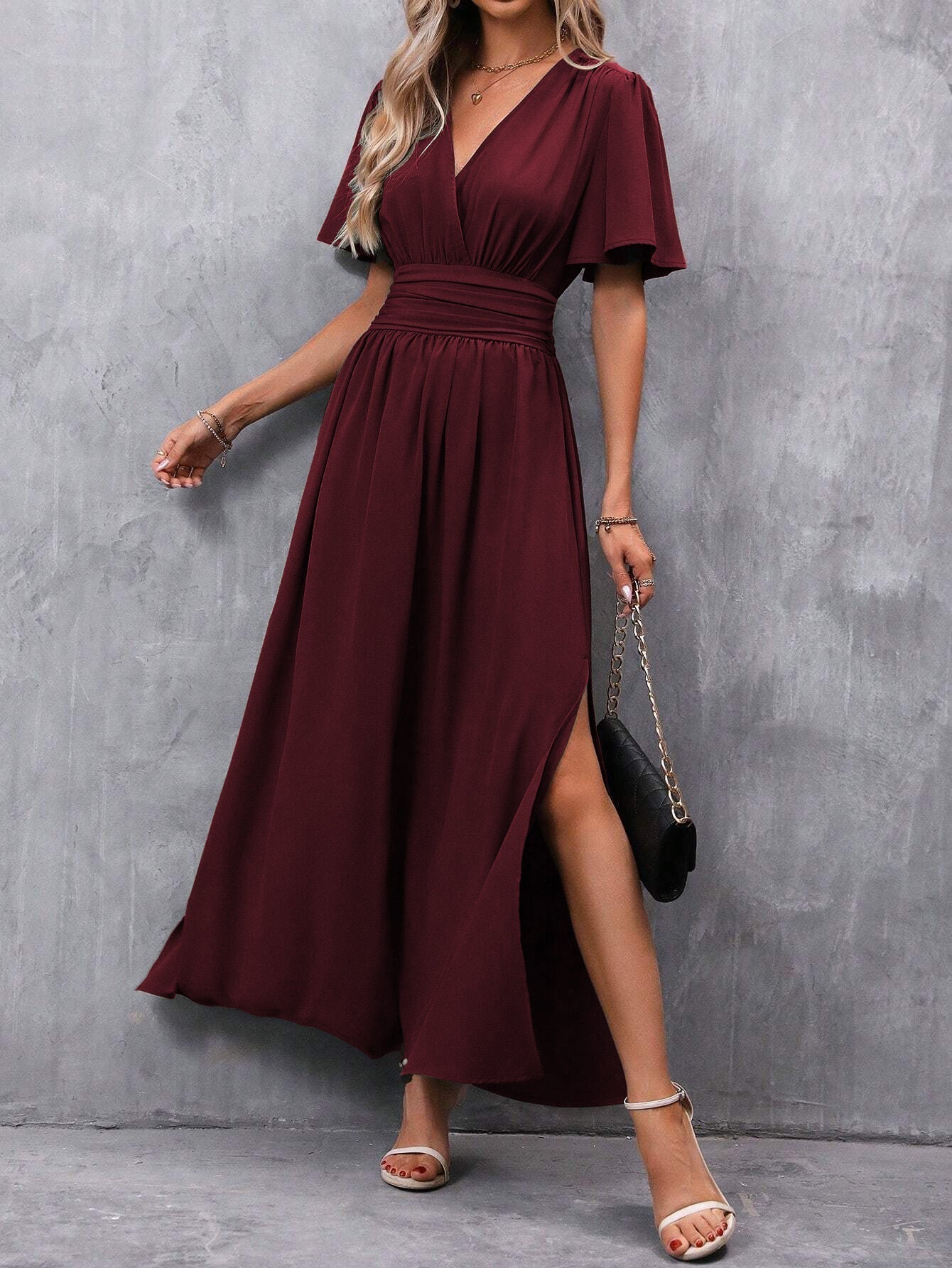 Elfrieda | Elegante Vestido Largo Con Cuello En V, Mangas Transparentes Y Abertura