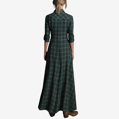 Carisse - Schlankes Kleid mit Kragen im minimalistischen Stil
