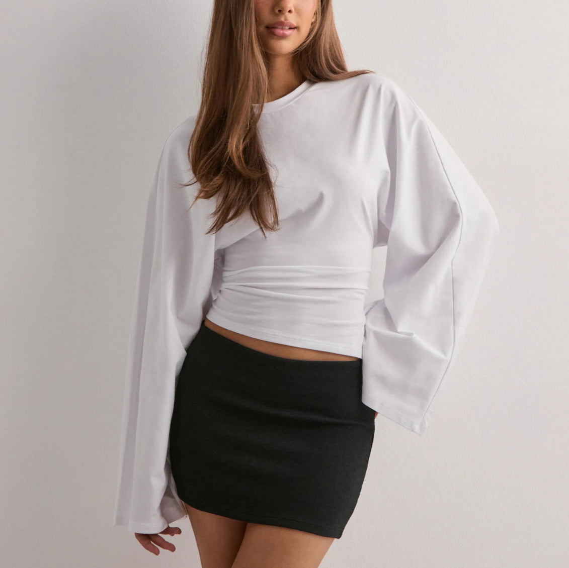Elegant cropped langærmet top med vide ærmer