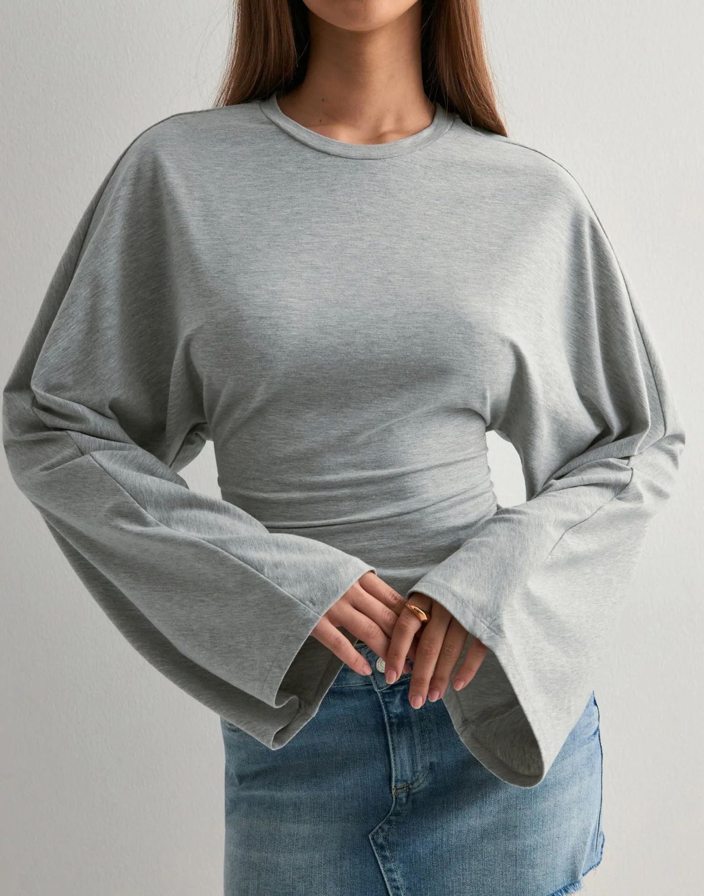 Elegant cropped langærmet top med vide ærmer