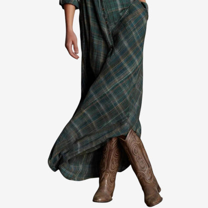 Carisse - Schlankes Kleid mit Kragen im minimalistischen Stil