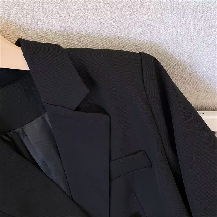 Elegant Blazer with Double-Breasted Design and Gold Buttons