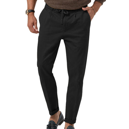 Pantalon noir homme élégant, coupe ajustée, avec ceinture à cordon. Idéal pour un look décontracté ou professionnel. Mode masculine tendance.