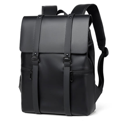 Sac à dos noir élégant en cuir synthétique avec rabat, bretelles ajustables et poches zippées. Idéal pour le travail ou les voyages urbains.
