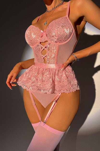 Roze kanten bodysuit met rokje, jarretels, string en kousen – sexy 3‑delige set