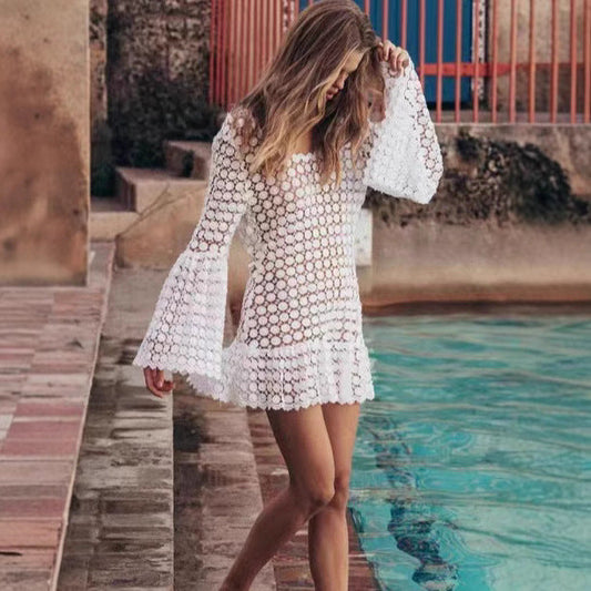 Ella – Mini-robe élégante avec dos en V profond et manches fluides
