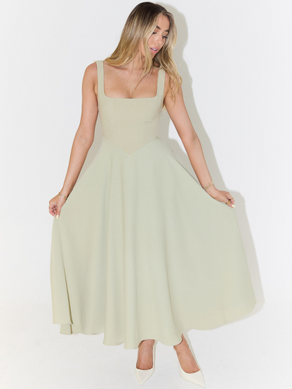 Carolina – Vestido de Gala com Decote Carmen e Saia Fluida
