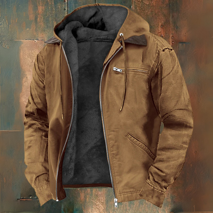 Veste marron à capuche, doublure en fourrure noire, fermeture éclair, poches zippées, style décontracté, idéale pour l'hiver et les activités extérieures.