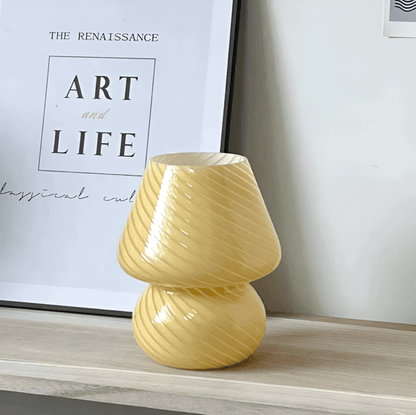 Striped Glow - En Handblåst Bordslampa i Randigt Glas