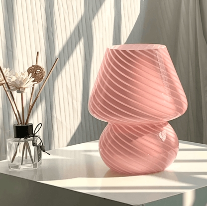 Striped Glow - En Handblåst Bordslampa i Randigt Glas
