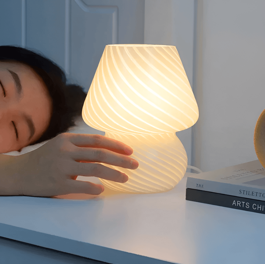 Striped Glow - En Handblåst Bordslampa i Randigt Glas