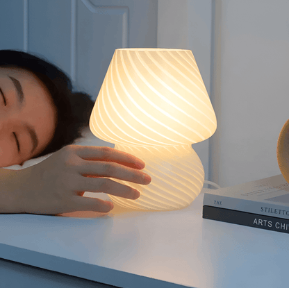 Striped Glow - En Handblåst Bordslampa i Randigt Glas