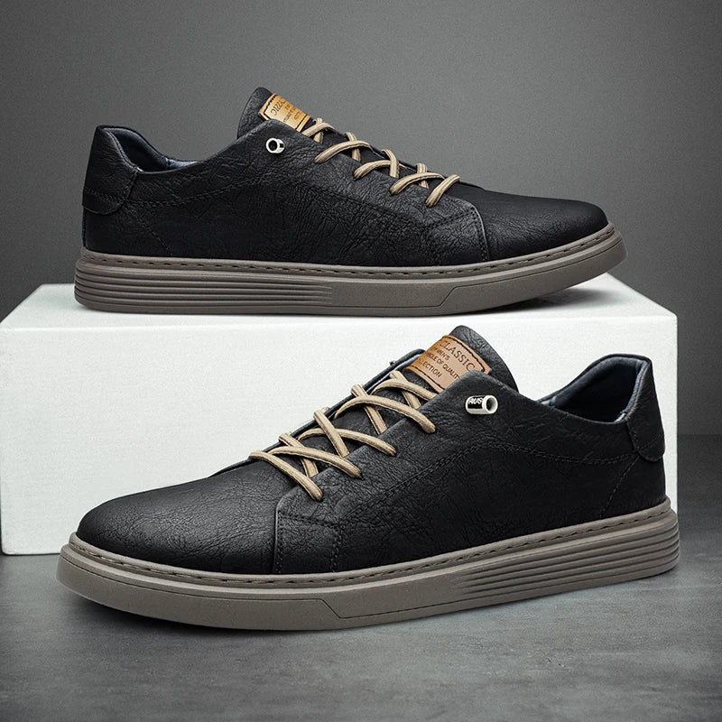Schwarze Oxford-Ledersneaker, bequem, atmungsaktiv, mit braunen Schnürsenkeln.