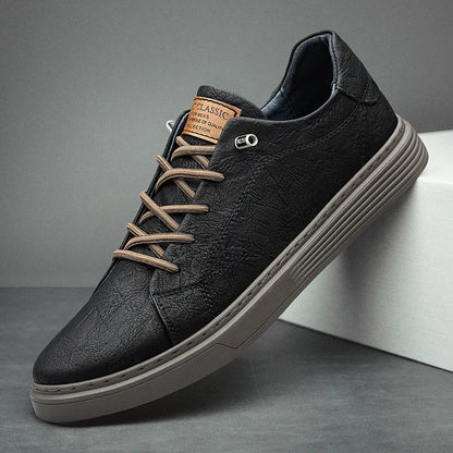 Schwarze Oxford-Ledersneaker, bequem, atmungsaktiv, mit braunen Schnürsenkeln.