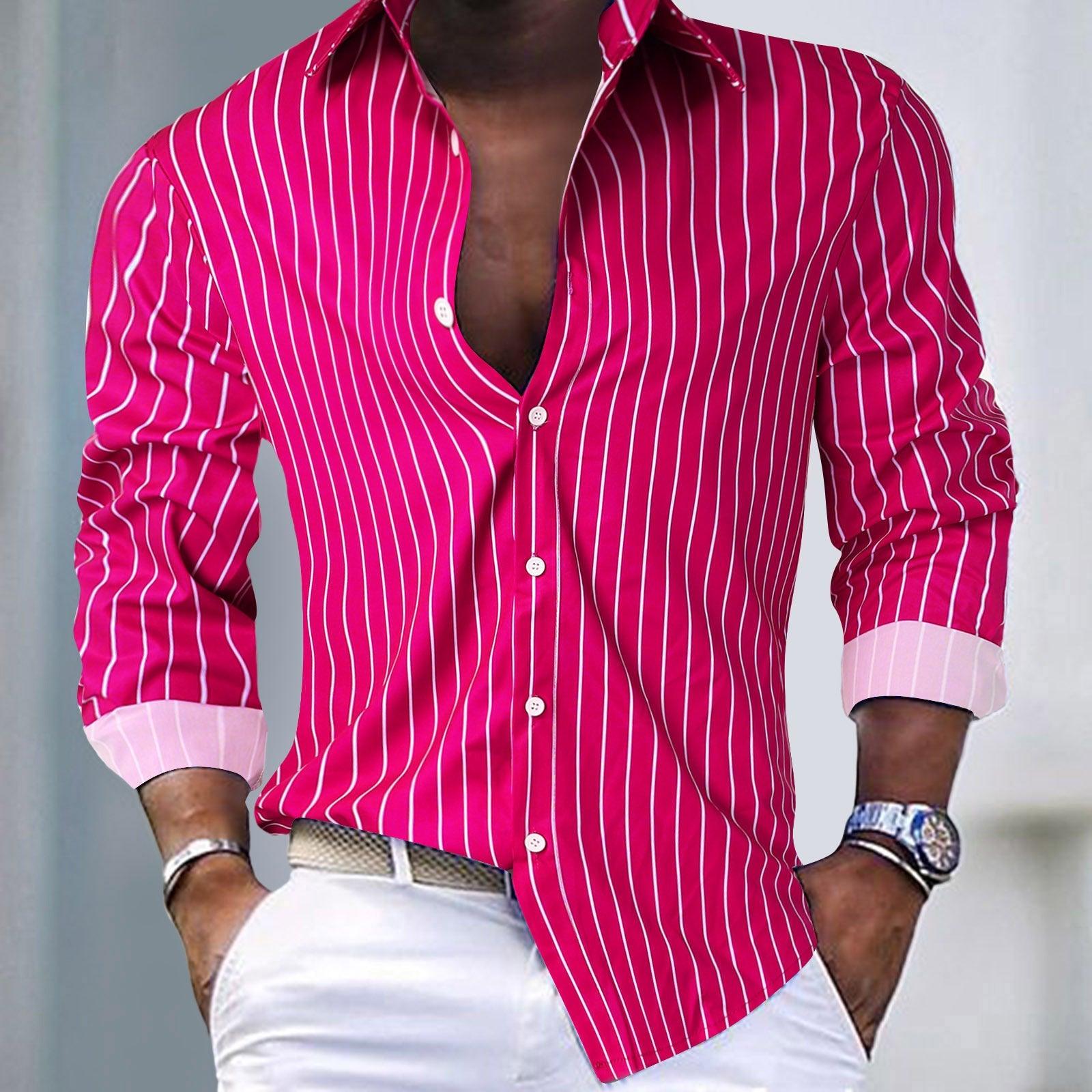 Chemise homme à rayures roses et blanches, manches longues, col ouvert, portée avec un pantalon blanc. Style élégant et moderne.