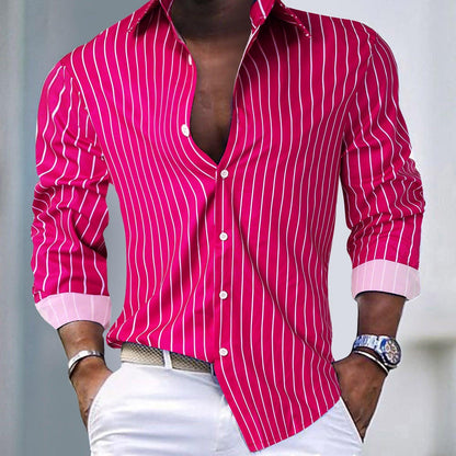 Chemise homme à rayures roses et blanches, manches longues, col ouvert, portée avec un pantalon blanc. Style élégant et moderne.