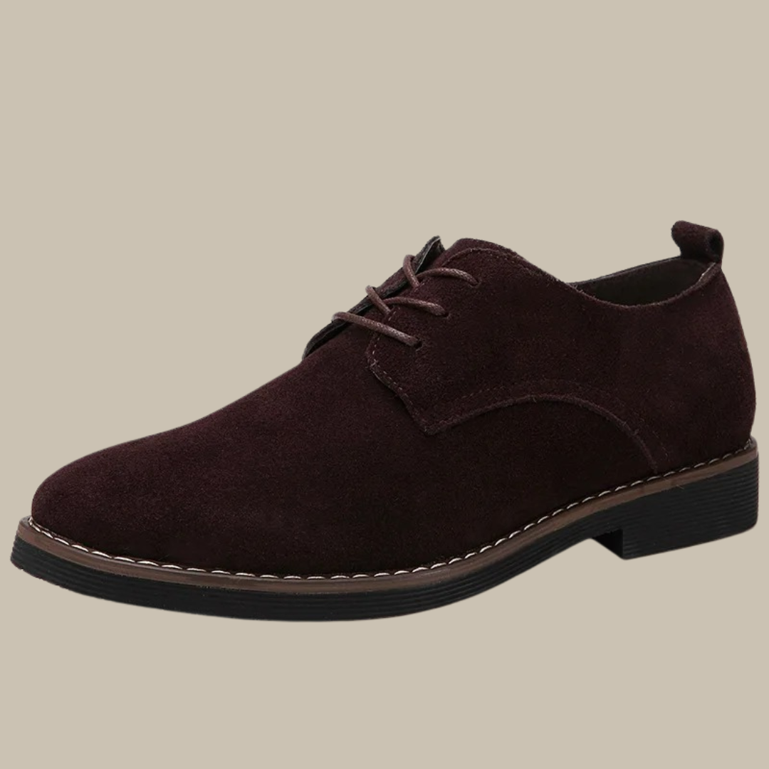 Chaussure derby en daim marron foncé pour homme, semelle noire, lacets assortis. Élégante et moderne, idéale pour tenues formelles et décontractées.