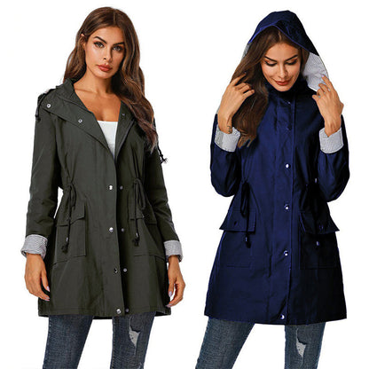 Damen-Windjacke, olivgrün und dunkelblau, mit Kapuze, modisch, wetterfest, Freizeitkleidung.