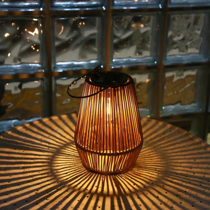 Rattan-Solarlaterne | Warmes LED-Licht, automatisch | Wetterfest | SolaraWeave