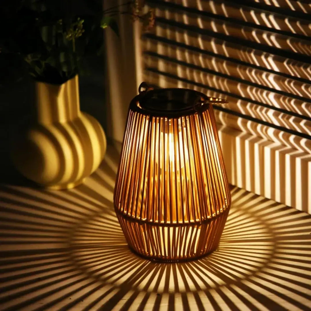 Rattan-Solarlaterne | Warmes LED-Licht, automatisch | Wetterfest | SolaraWeave