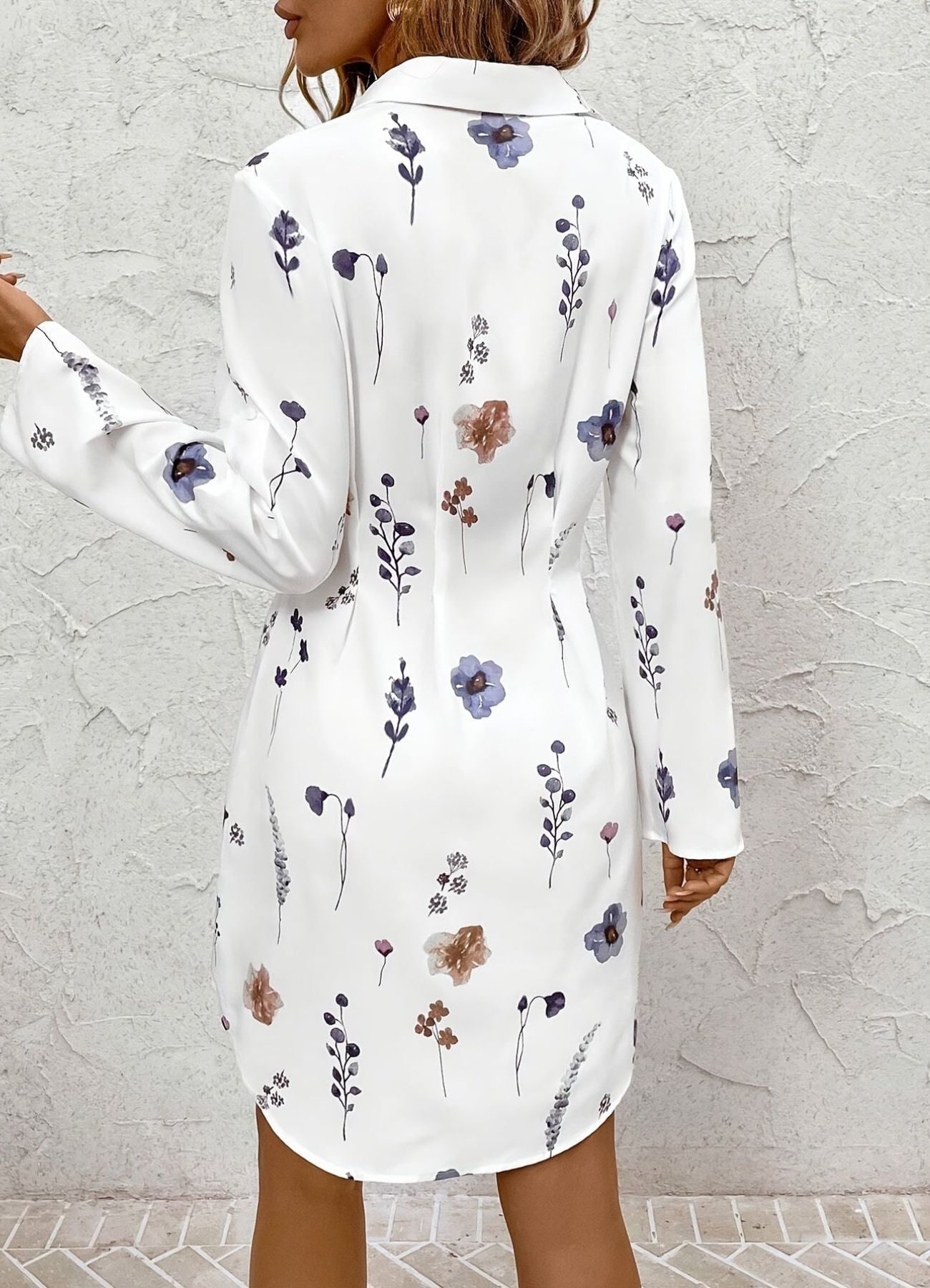 Rebekka – Elegant blomstrete skjortekjole med knapper