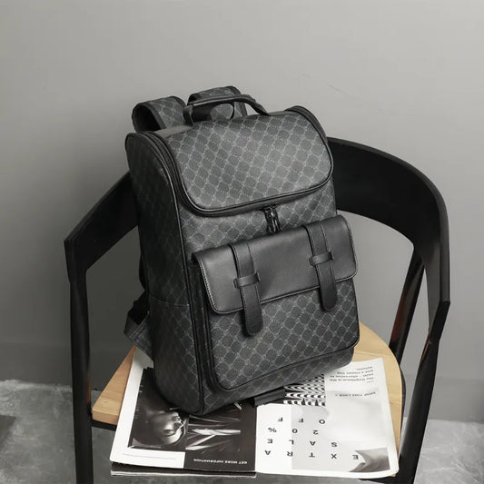 Sac à dos en cuir noir élégant sur une chaise, design moderne avec motifs géométriques, idéal pour le voyage et le quotidien. Accessoire mode tendance.