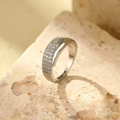 Eleganter gold- und silberfarbener Ring mit funkelnden Steinen (1+1 GRATIS)