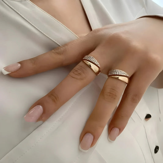 Eleganter gold- und silberfarbener Ring mit funkelnden Steinen (1+1 GRATIS)