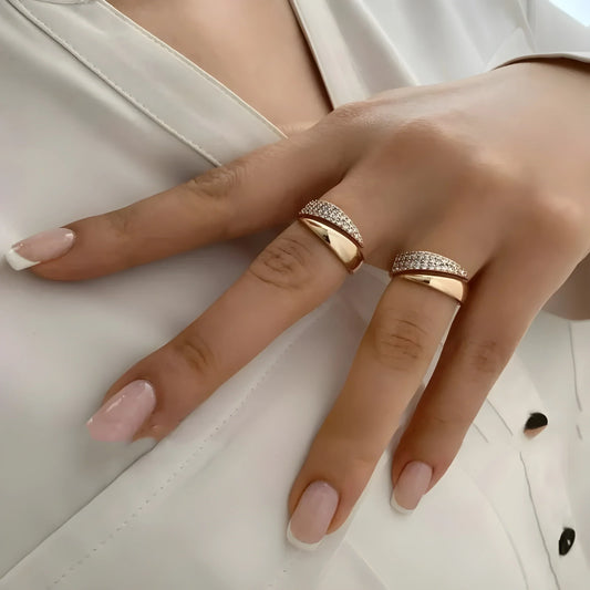 Eleganter gold- und silberfarbener Ring mit funkelnden Steinen (1+1 GRATIS)