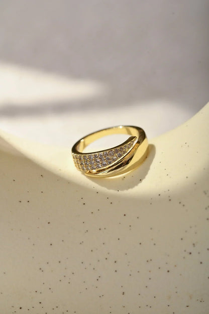 Eleganter gold- und silberfarbener Ring mit funkelnden Steinen (1+1 GRATIS)