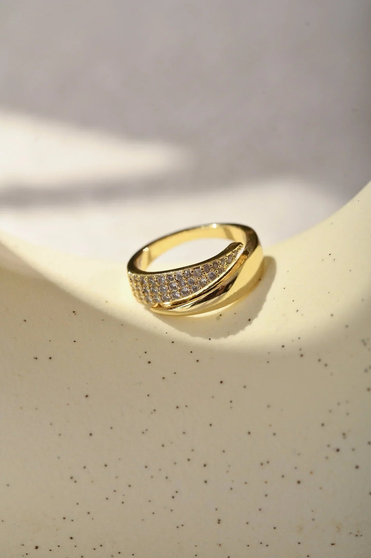Bague élégante en or avec pierres scintillantes