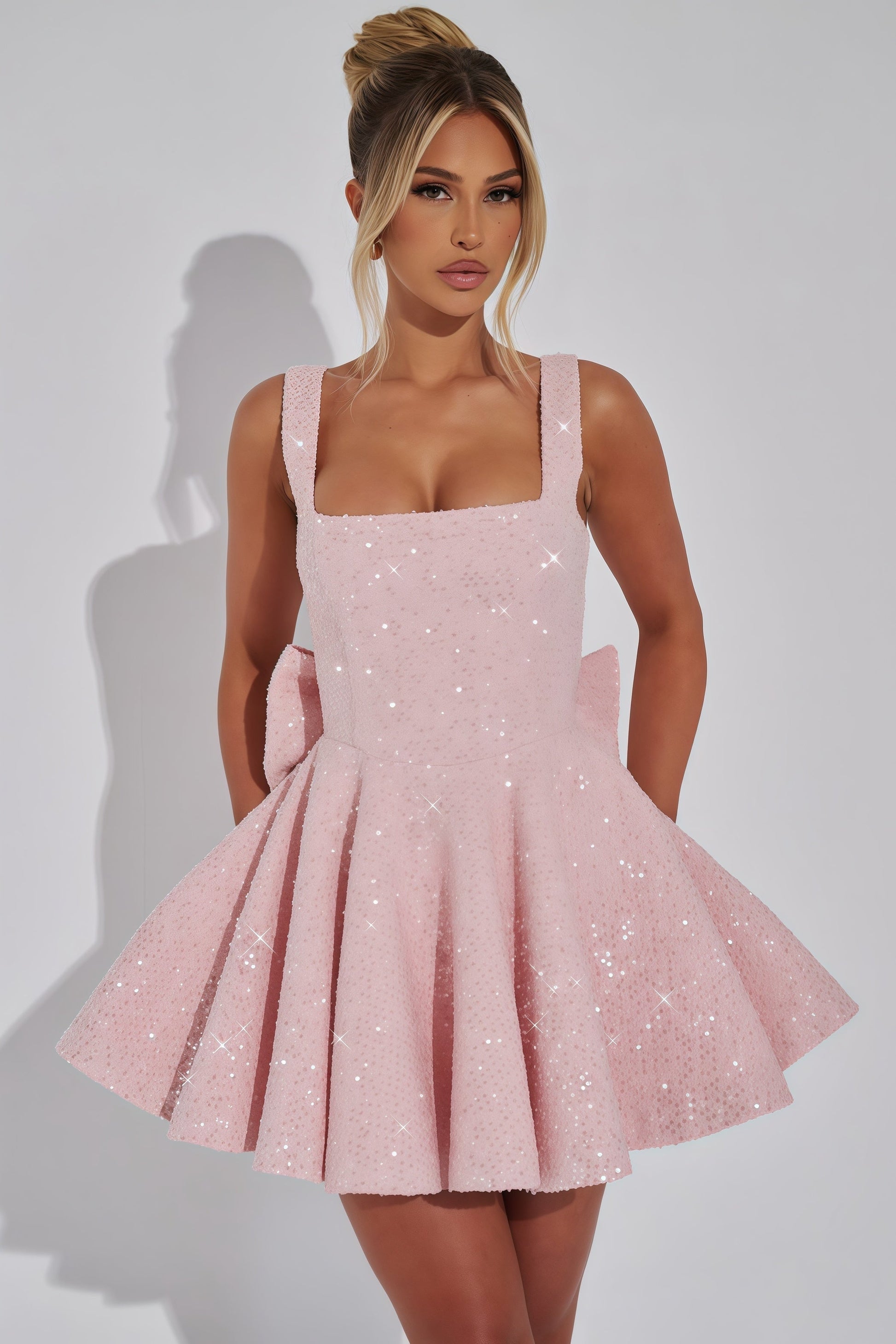 Robe de soirée chic, silhouette mini, encolure carrée. - 3