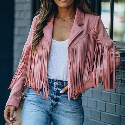 Frau in rosa Wildlederjacke mit Fransen, lässig, modisch, Streetwear, Damenmode.