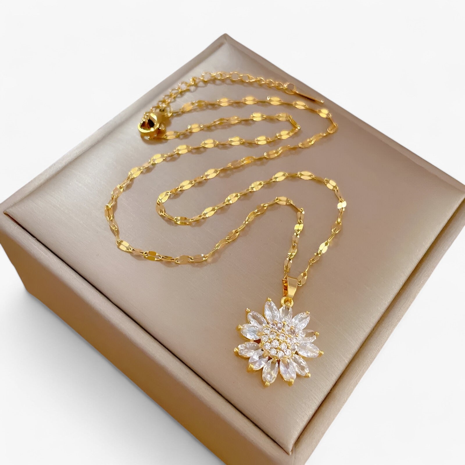 Necklace : Ketting Goud - Luxe Bloemhanger - Trendy en Tijdloos in van Pantino