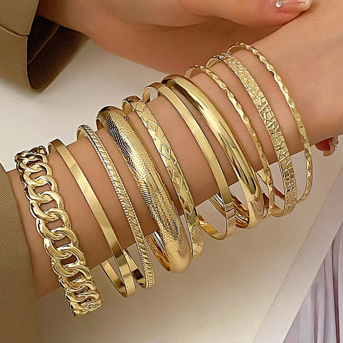 Revolia armbåndssæt – Sæt med 10 boheme-inspirerede bøjlearmbånd i guld- og sølvfarve