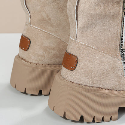 Bottes beiges en daim avec semelle épaisse crantée, fermeture éclair latérale et étiquette en cuir. Chaussures tendance automne-hiver.