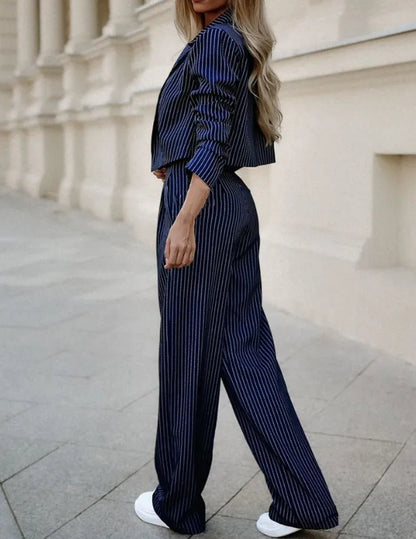 Completo elegante e moderno a righe da donna - blazer corto con pantaloni a gamba dritta