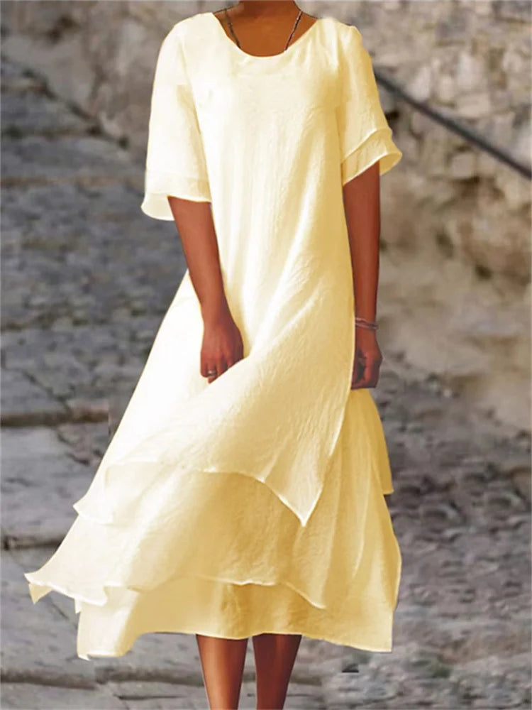 Kurzärmliges Kleid mit Schlitz und doppellagigem Design sowie Rundhalsausschnitt