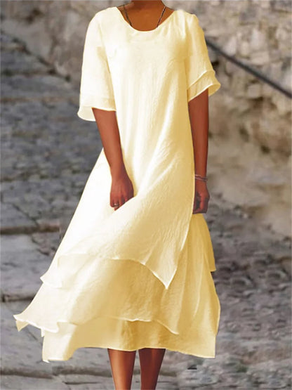 Kurzärmliges Kleid mit Schlitz und doppellagigem Design sowie Rundhalsausschnitt