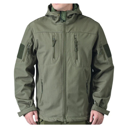 Grøn militærjakke til mænd med hætte, lynlåslommer og velcrodetaljer. Taktisk outdoor jakke til friluftsliv og jagt. Vindtæt og vandafvisende.