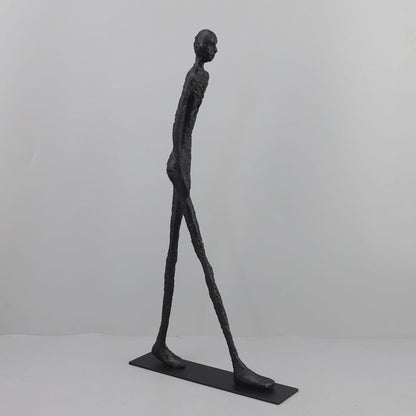 StrideForm – Abstrakt jernskulptur af gående mand til moderne kunstinspireret indretning