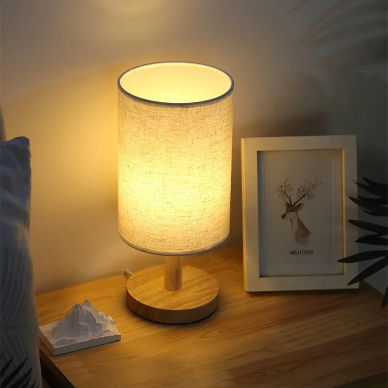 Aurora SilkGlow LED-Tischlampe – Dimmbare asiatische Nachtlampe mit Holzsockel und Stoffschirm