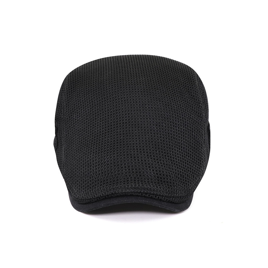 Casquette plate noire en maille respirante, élégante et moderne, idéale pour un style décontracté. Accessoire de mode pour homme.