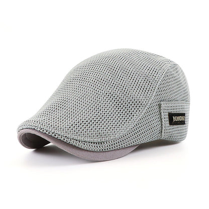 Casquette plate grise en maille respirante, style rétro, avec étiquette latérale. Accessoire de mode élégant pour homme, idéal pour l'été.