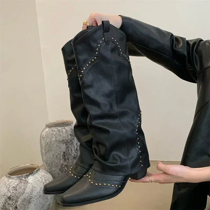 Sort læderstøvler med nitter, holdt af person i sort jakke. Moderne design, ideel til modebevidste. Perfekt til efterår og vinter.