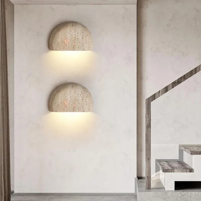 Ishi | Wabi-Sabi Travertijn Wandlamp – Wabi-Sabi Design van Natuursteen met Subtiele Glans
